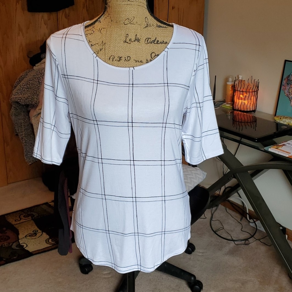 Apt. 9 size Medium blk/white 1/2 sleeve shirt